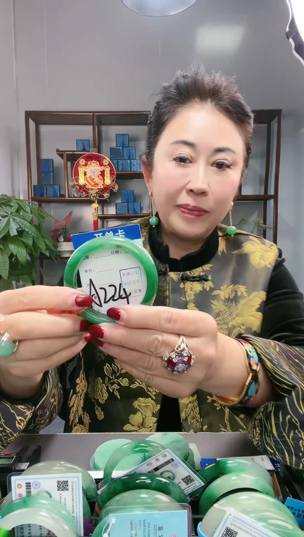 【闪购商品】石英质玉手镯未镶嵌非洲翠