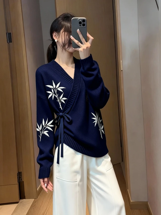 新中式国风小众设计藏蓝色上衣v领竹枝系带女2025冬毛衣针织开衫