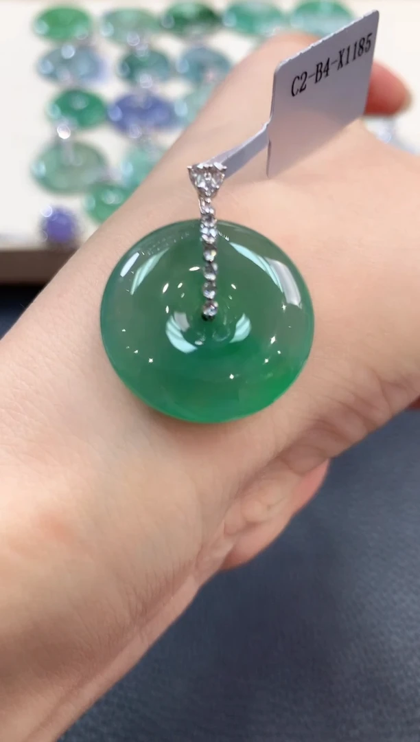 【闪购商品】翡翠吊坠(不含链)18K金镶嵌b84不退换多样性一件发货