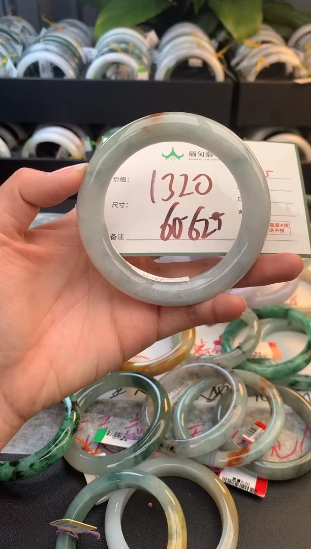 未镶嵌定制翡翠毛货需精细抛光+多人