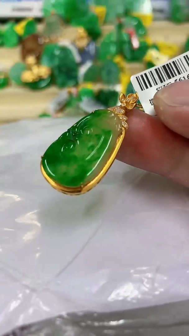 翡翠18K金镶嵌颈饰挂件