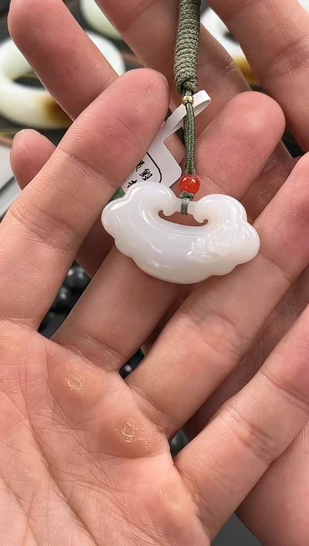 手串未镶嵌和田玉晴*?且末天泰白玉如意锁微色差