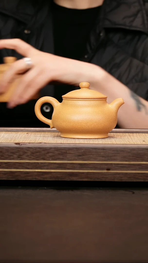 茶壶紫砂老宕口黄金段 潘壶220cc