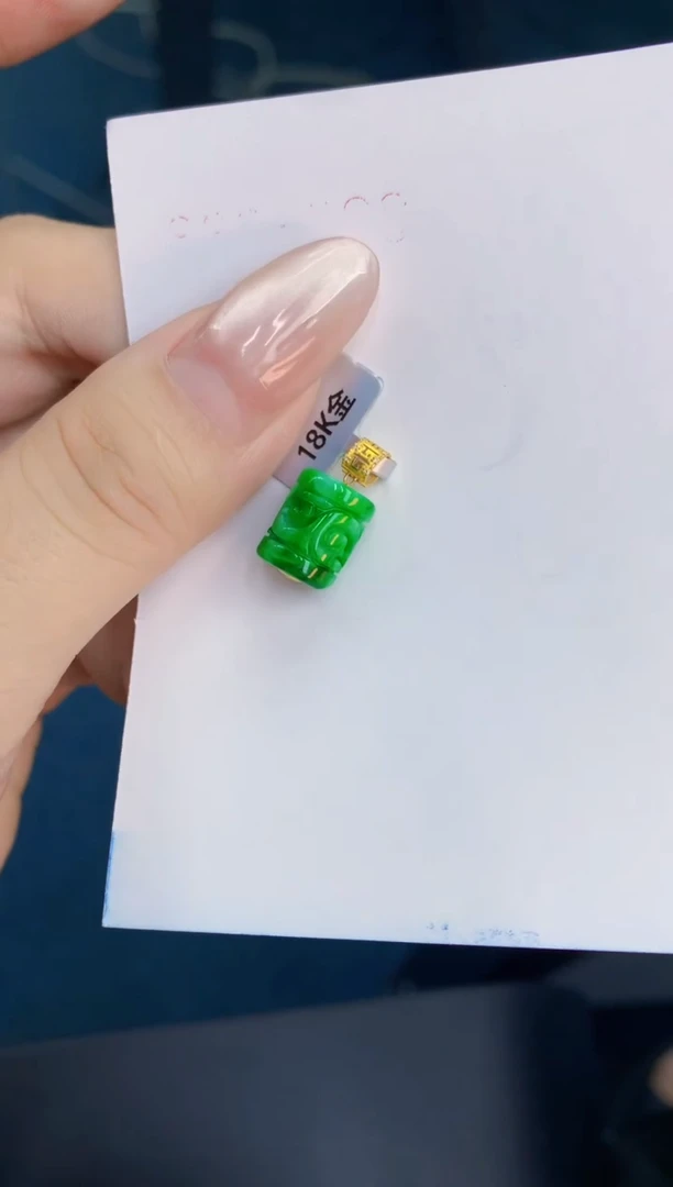 翡翠未镶嵌颈饰1