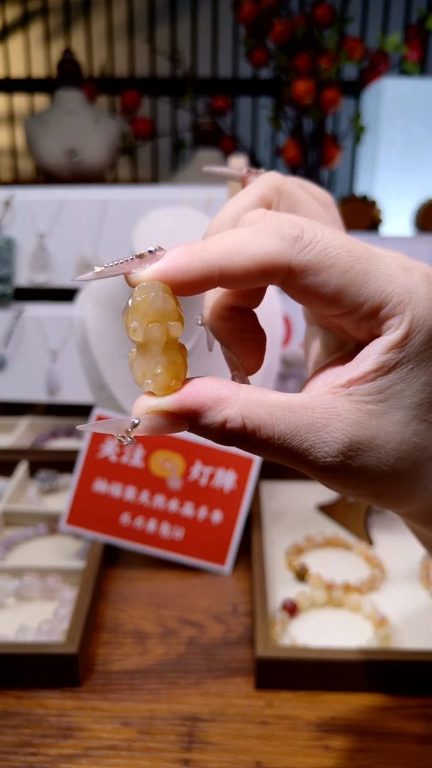 吊坠(不含链)未镶嵌石英质玉（非洲翠）小貔貅