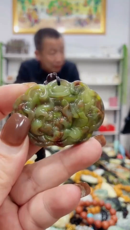 未镶嵌岫玉颈饰