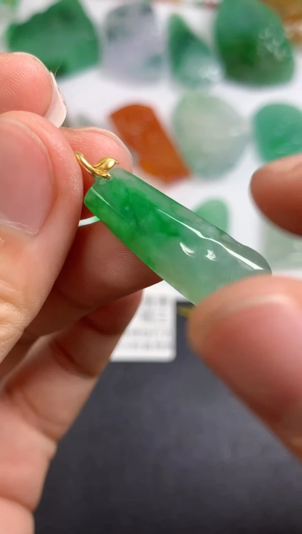 颈饰未镶嵌翡翠