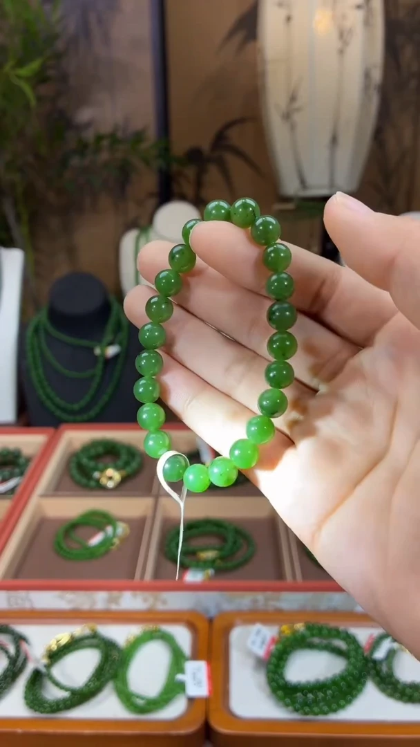 颈饰未镶嵌和田玉（碧玉）阿*8阳绿微矿单圈