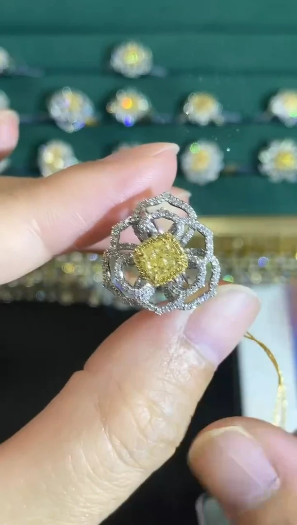 18K金镶嵌戒指钻石555