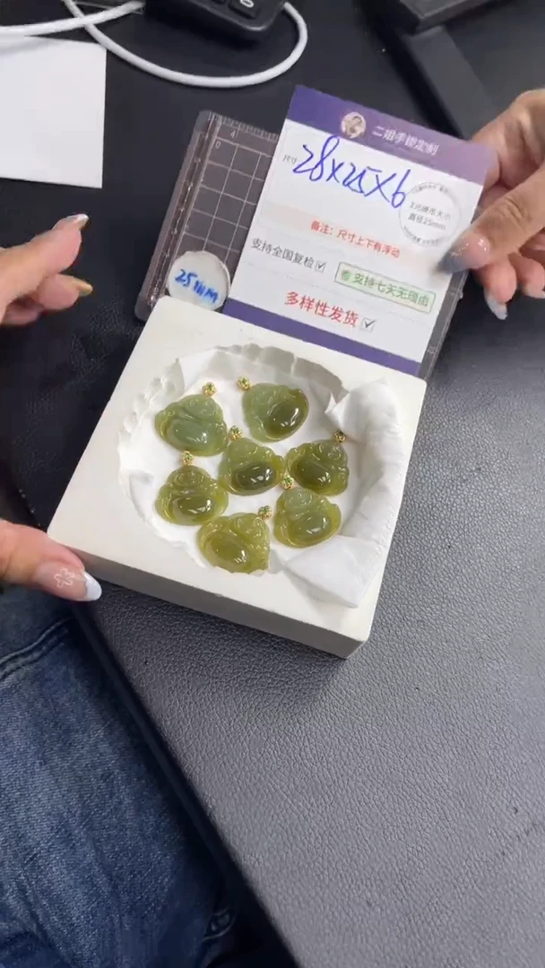 18K金镶嵌挂件翡翠高货满黄佛公多样性发其一CP23配绳