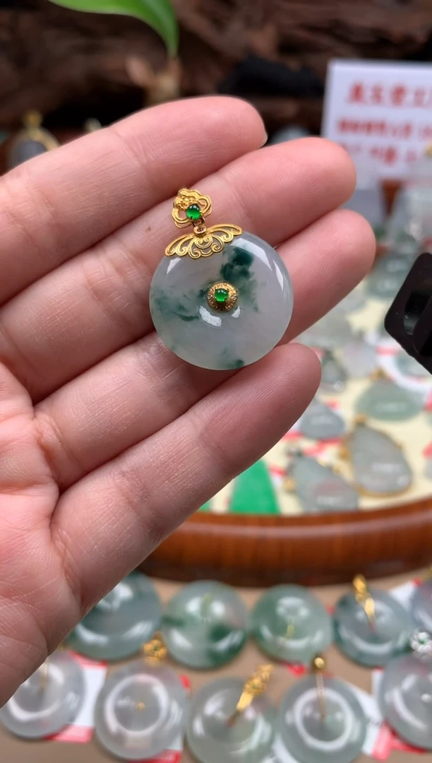 【闪购商品】翡翠颈饰18K金镶嵌平安扣