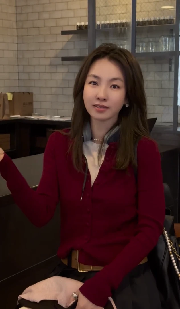 欧货2025秋冬新款简约时髦日常通勤单排扣百搭显瘦圆领长袖针织女