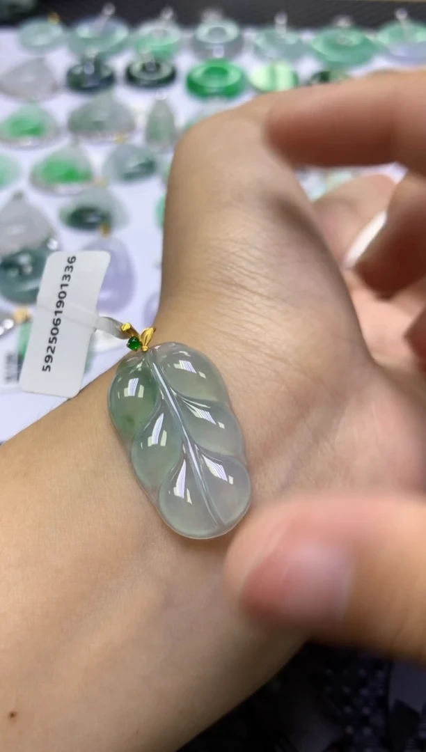 翡翠18K金镶嵌颈饰天然缅甸A货翡翠