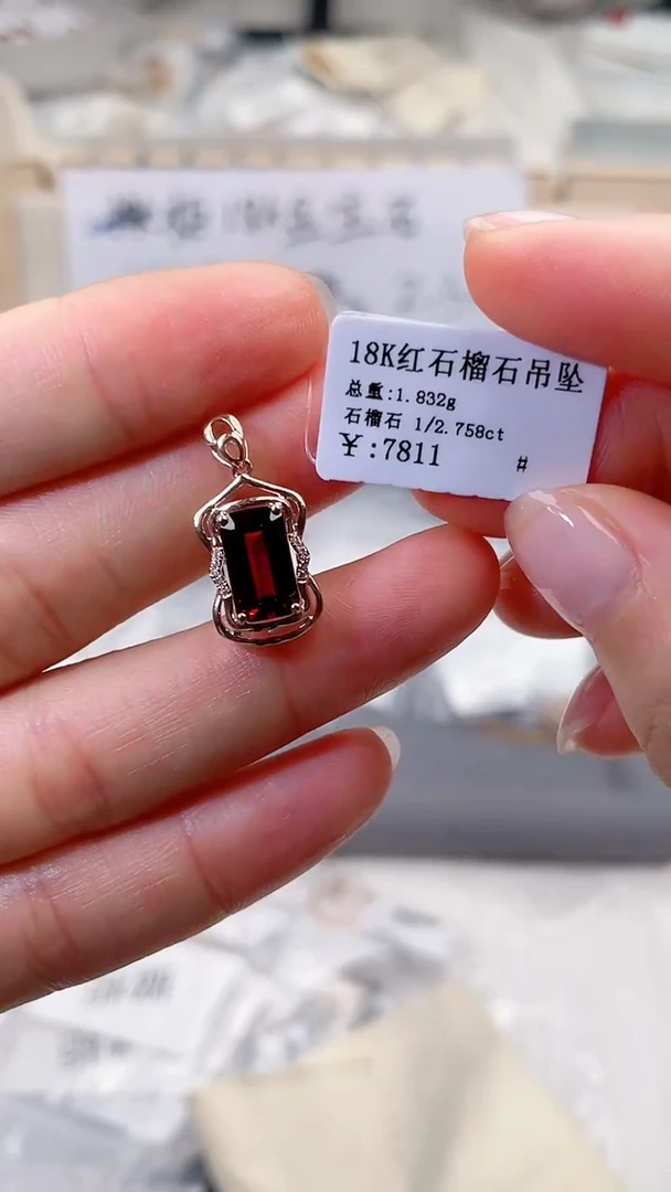 18K金镶嵌颈饰石榴石高货
