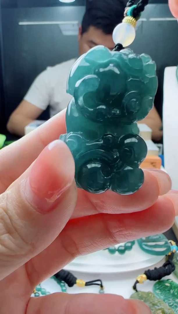 翡翠未镶嵌颈饰多样性发货其中一件