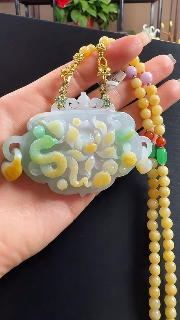 颈饰未镶嵌翡翠蛇牌