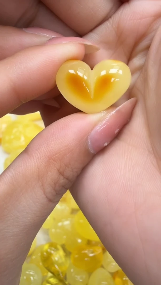 未镶嵌琥珀裸石如图