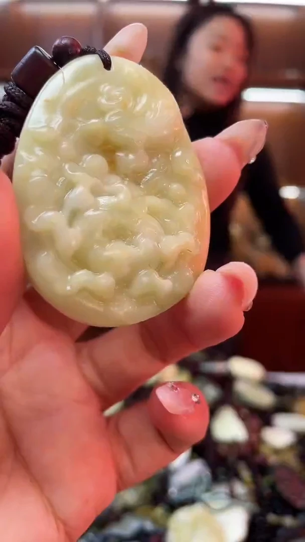 未镶嵌蛇纹石玉吊坠