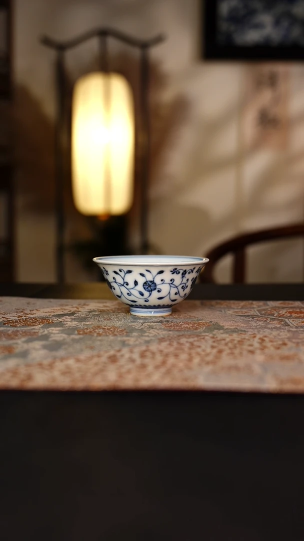 待月观山青花单钩缠枝撇口杯