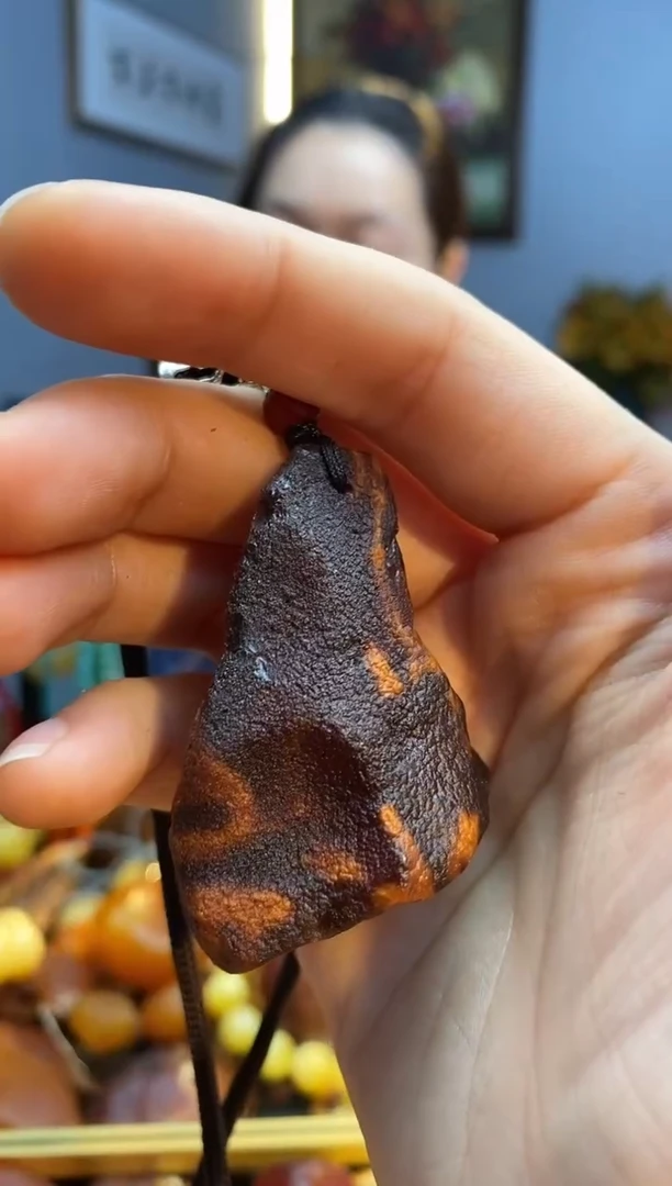 未镶嵌颈饰琥珀吊坠