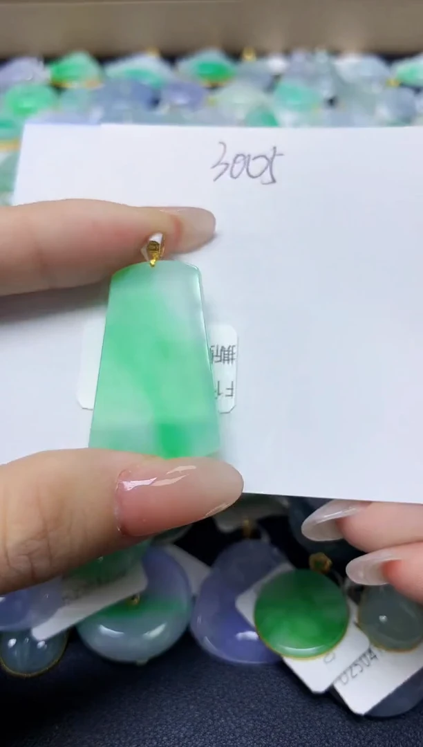 翡翠18K金镶嵌颈饰天然缅甸翡翠A货