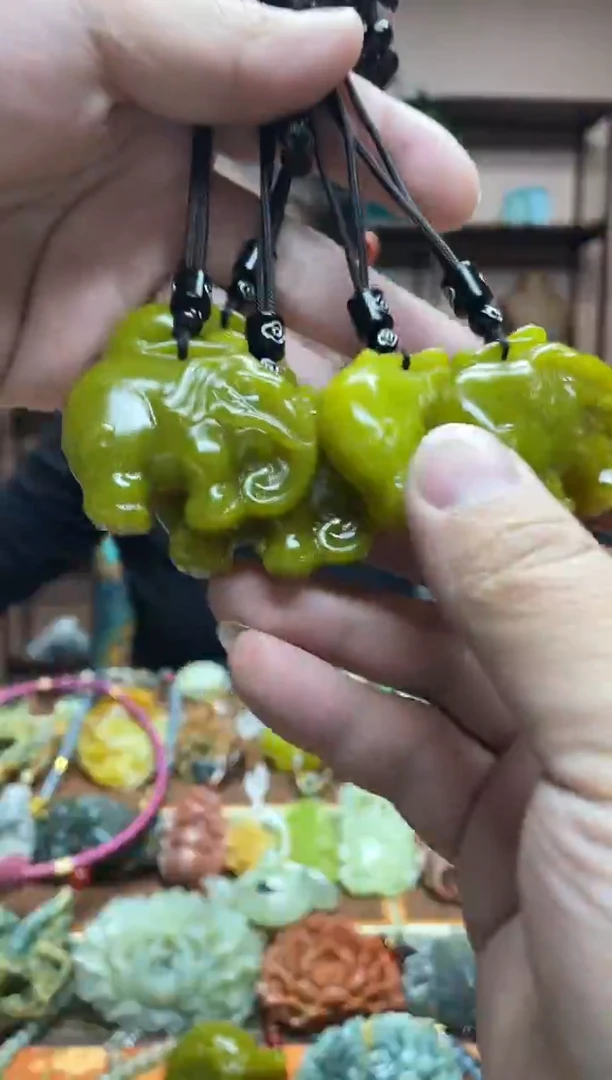 未镶嵌岫玉吊坠多样性发货发其中之一