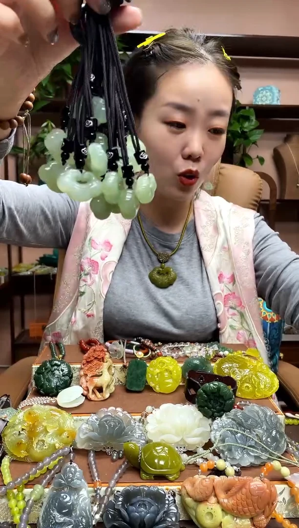 未镶嵌岫玉颈饰多样性发货发其中之一