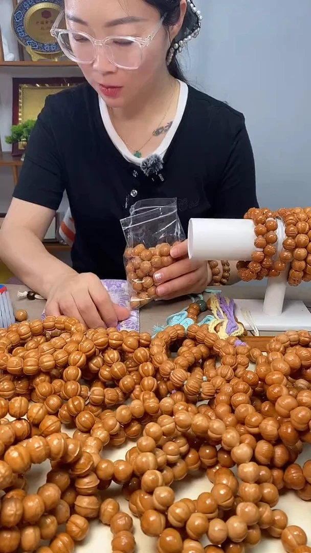 手串猴头核桃小****?微瑕雕刻蝴蝶结8颗