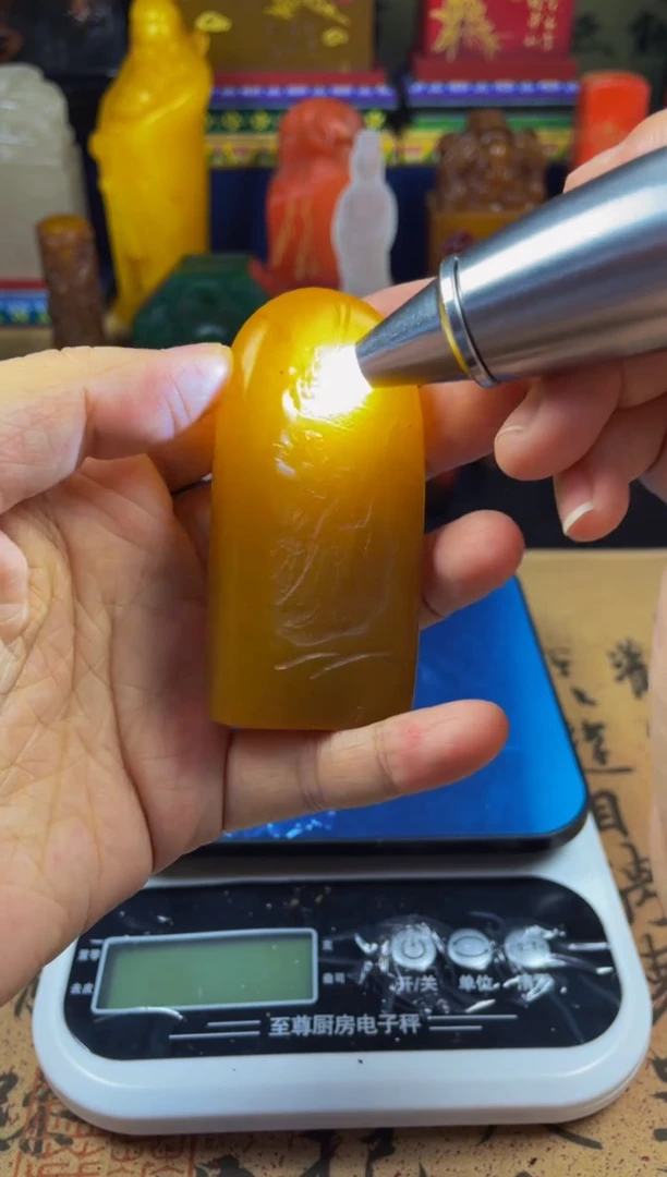 寿山石印石田黄灯光冻 薄意雕随形章