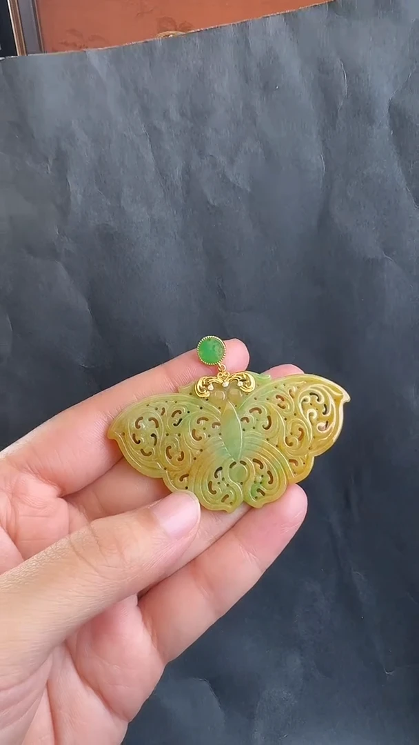 颈饰18K金镶嵌翡翠吊坠