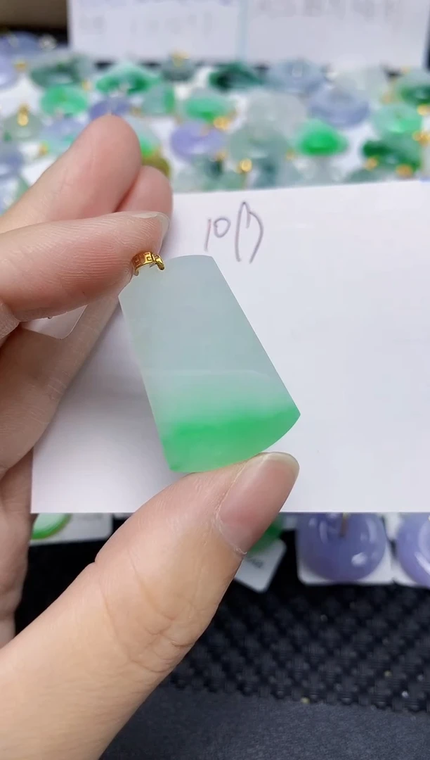 翡翠18K金镶嵌颈饰天然缅甸翡翠A货