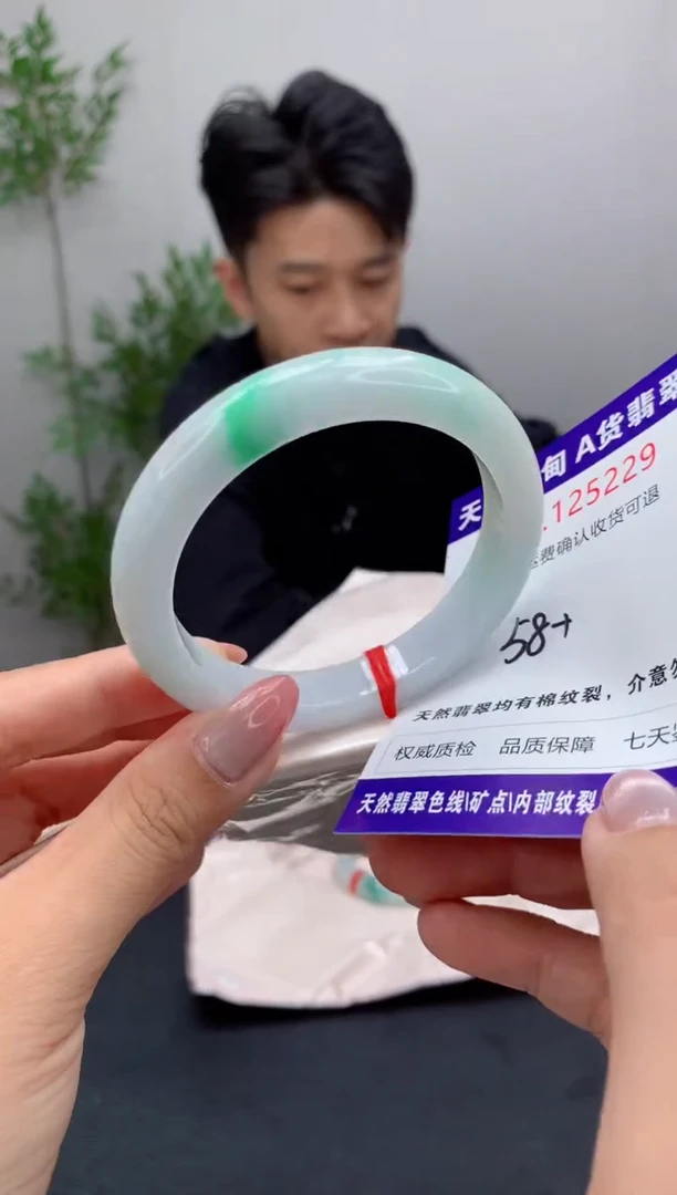 未镶嵌手镯翡翠有纹，完美者勿拍