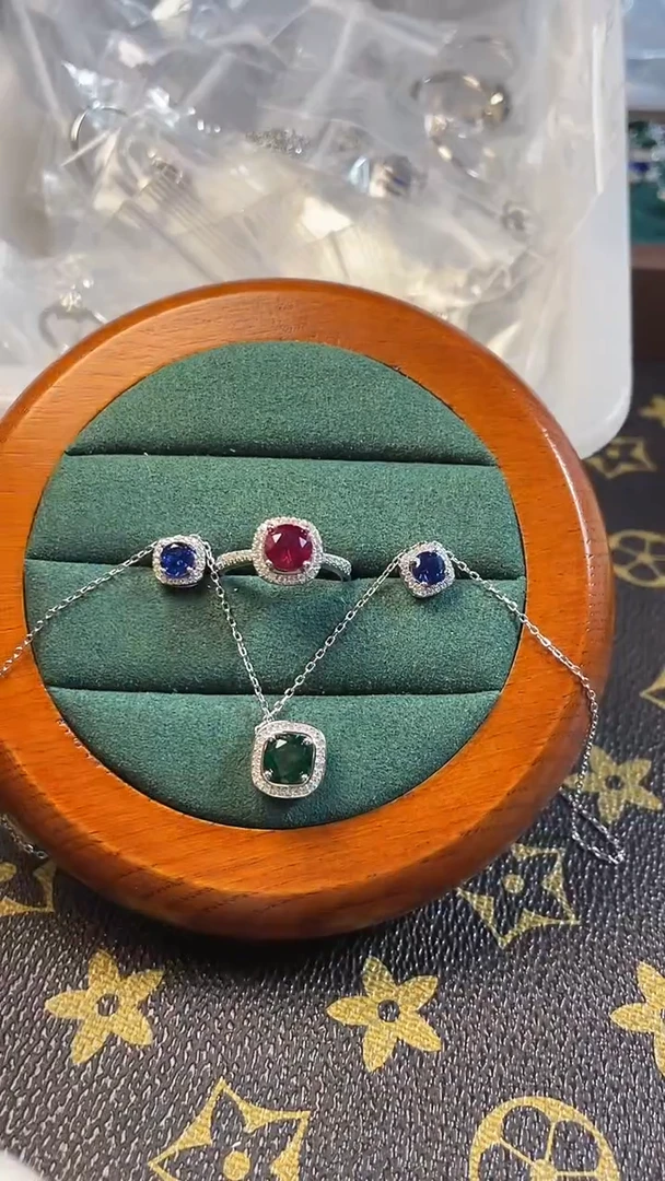 银S925镶嵌合成钻石戒指 吊坠耳钉一套红蓝绿备注颜色