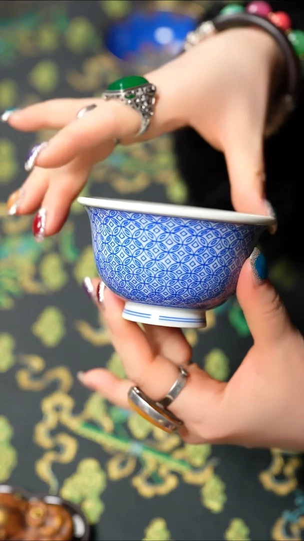 景德镇陶瓷青花压手杯钱多多