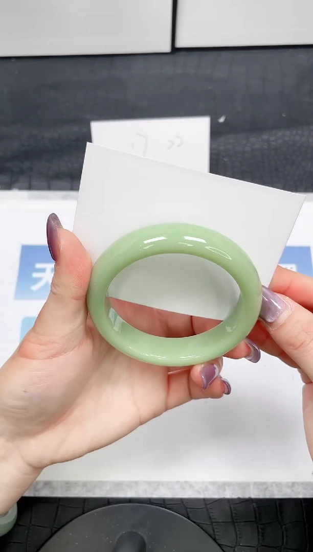 【闪购商品】石英质玉手镯未镶嵌12-57.6