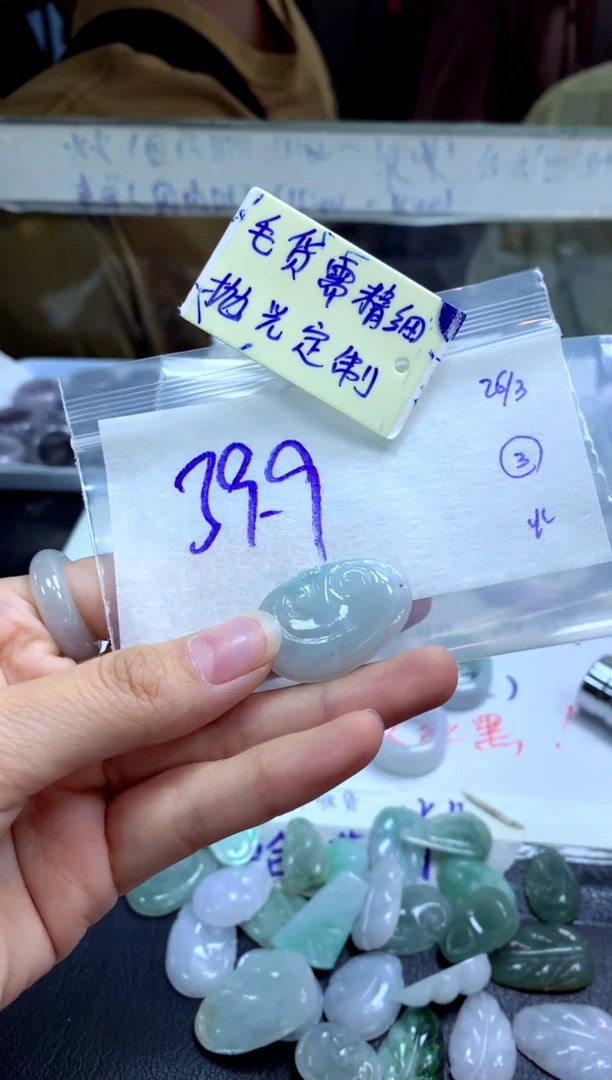 定制翡翠未镶嵌挂件毛货需精细抛光+有点甜的兔子