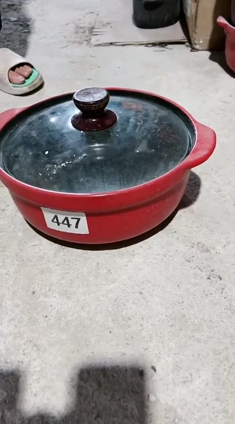 447瑕疵不圆红色带盖。。