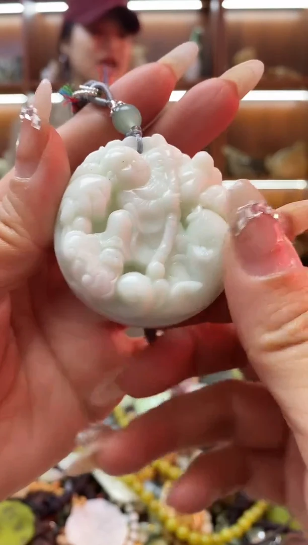 未镶嵌蛇纹石玉吊坠