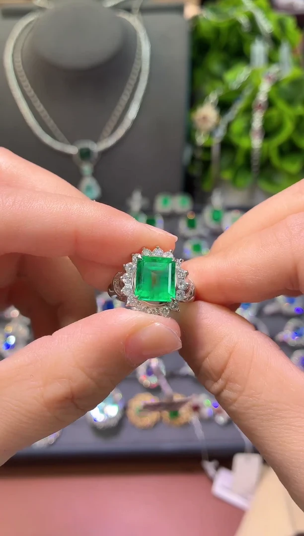 铂Pt900镶嵌戒指祖母绿-3.1克拉*哥伦比亚木佐色（极微油）