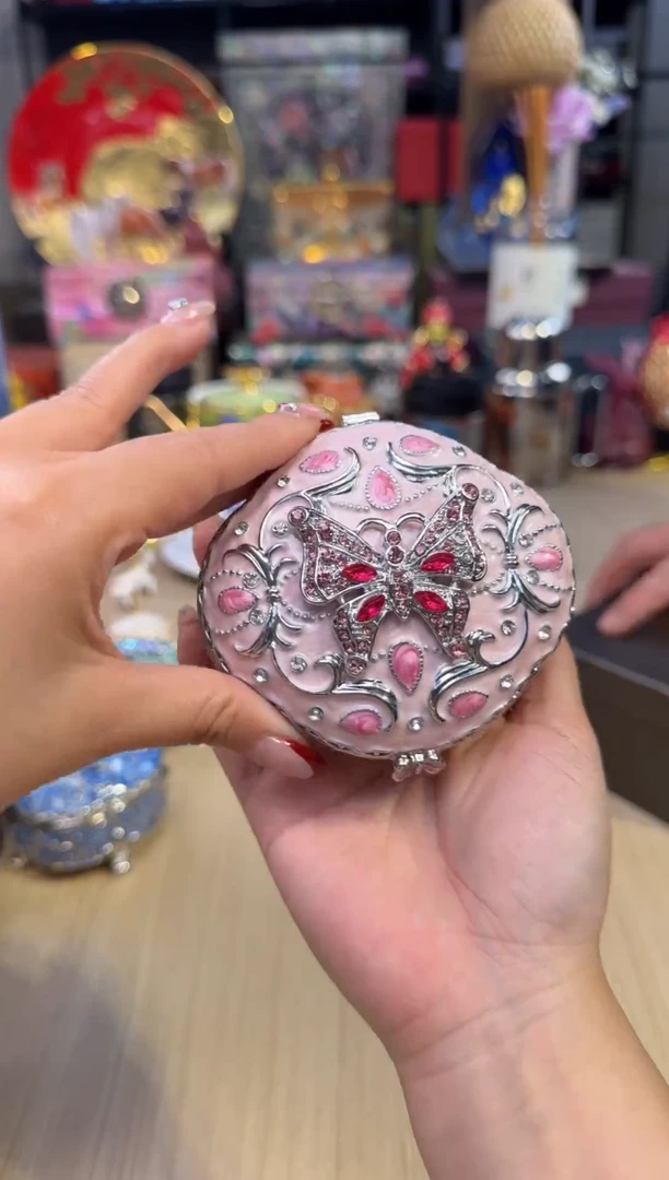 115七宝粉色四角蝴蝶盒