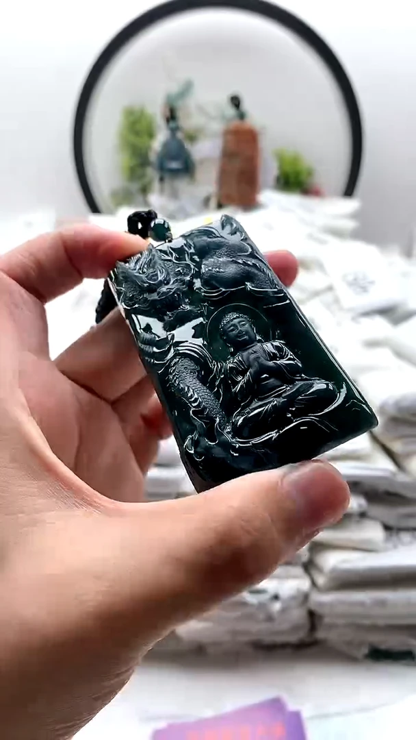 翡翠未镶嵌颈饰大日如来