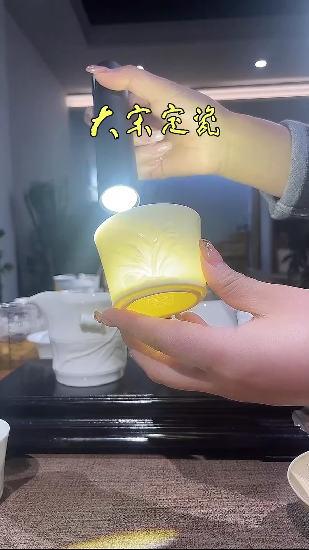 大宋定瓷兰花杯微暇款