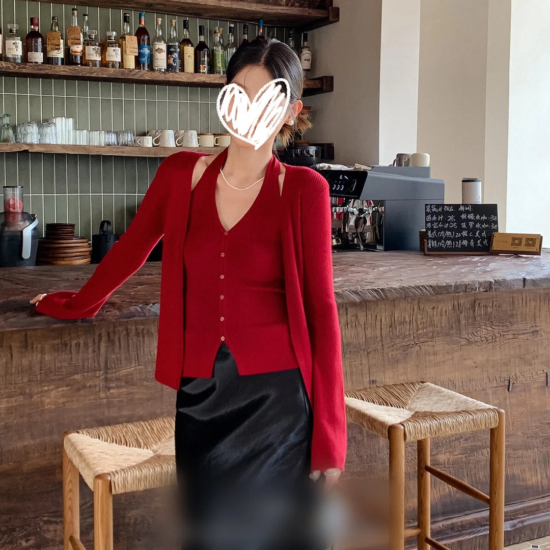 长袖开衫+挂脖背心两件套女入秋休闲穿搭一整套红色针织套装00600
