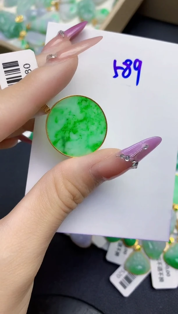 翡翠18K金镶嵌颈饰缅甸天然翡翠A货