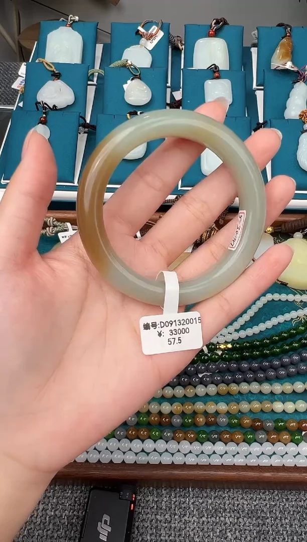 颈饰未镶嵌和田玉手镯  D  57.5