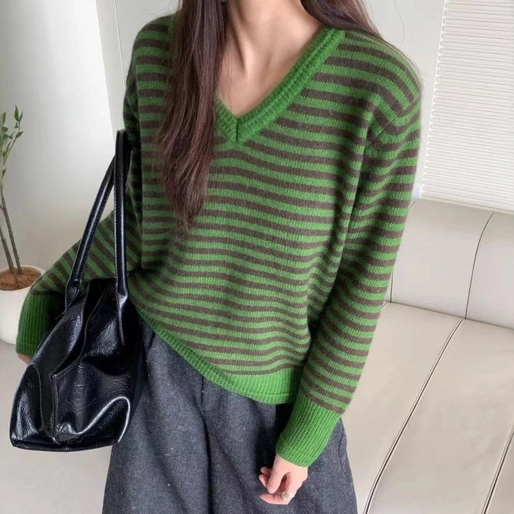 韩系小众绿色条纹V领毛衣慵懒风针织衫秋冬新显瘦秋冬浣熊毛衣
