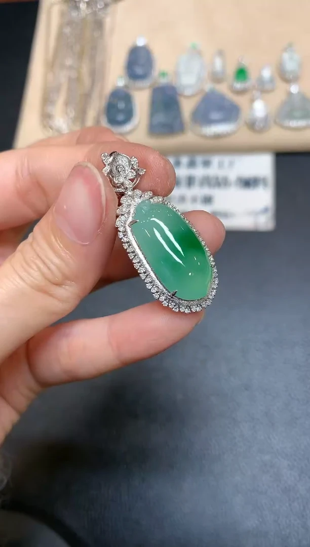 【闪购商品】翡翠吊坠(不含链)18K金镶嵌福瓜【无服务费