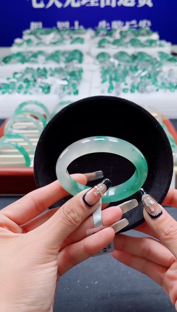 未镶嵌手镯石英质玉（非洲翠）圈口52