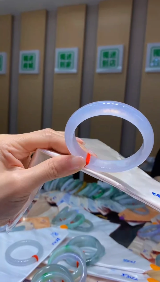 翡翠手镯未镶嵌-FB12圈口55.6*11.1*7.5