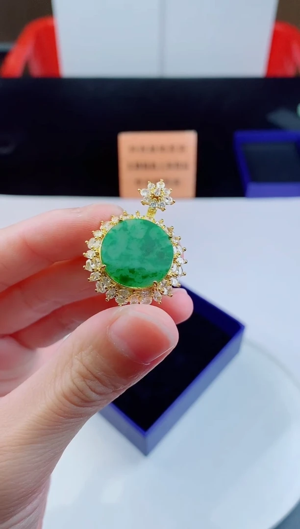 颈饰未镶嵌翡翠